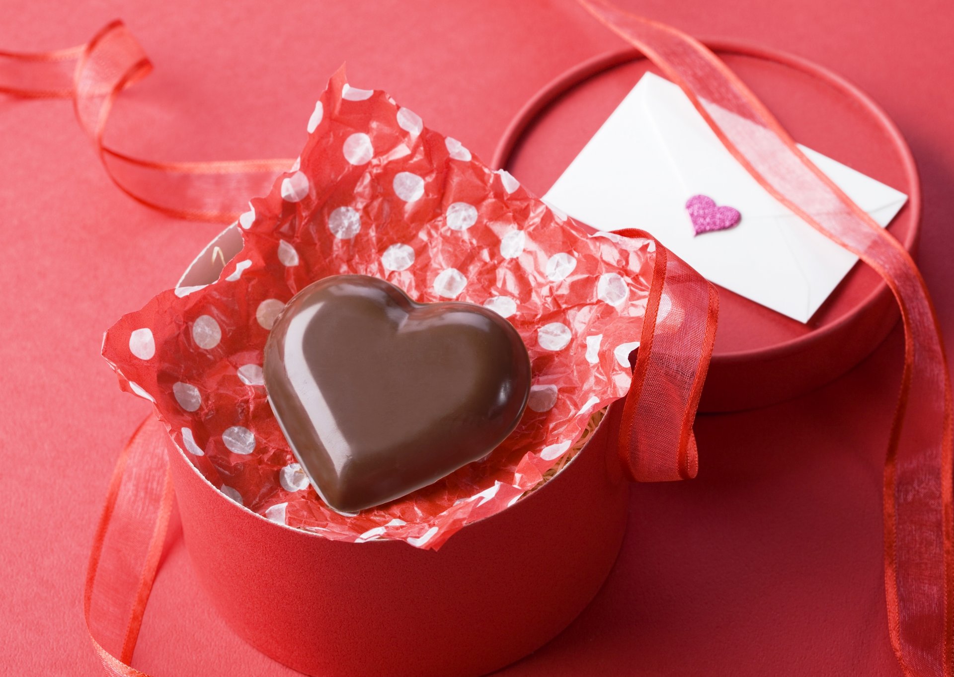 cuore cioccolato scatola rosso regalo nastro lettera