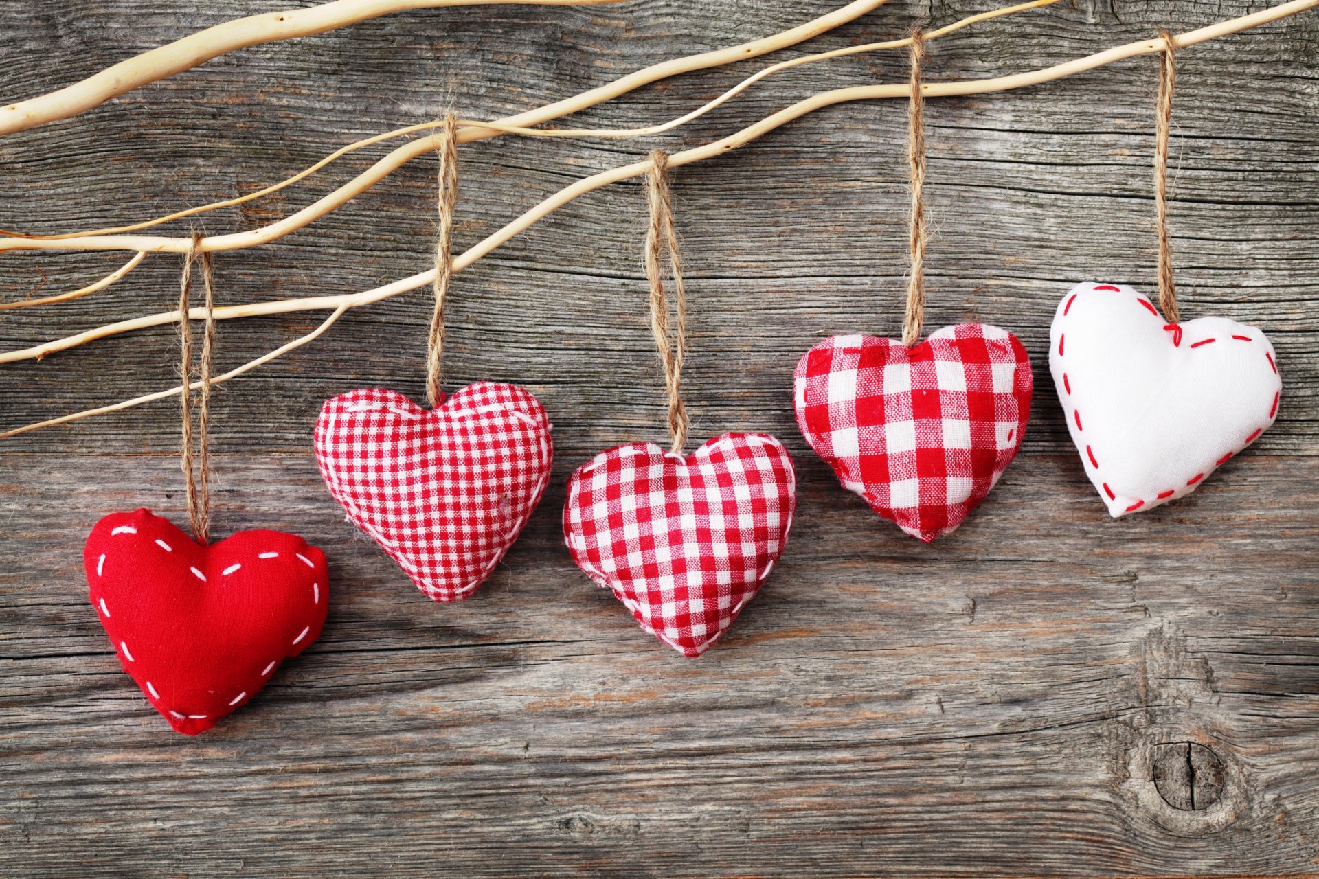 hearts hearts fabric figurines red white threads ropes board