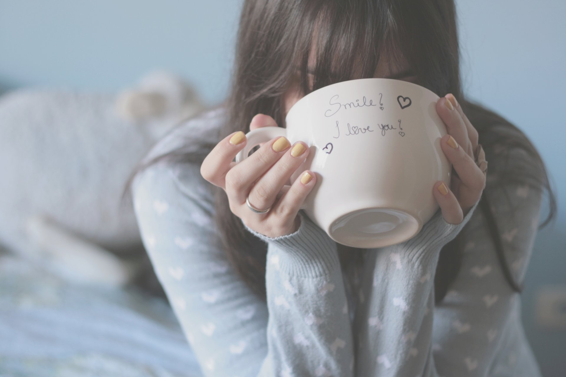 humeur fille brunette mains doigts ongles tasse tasse inscription sourire vernis anneau lit veste coeur coeurs arrière-plan flou fond d écran large plein écran fond d écran fond d écran fond d écran