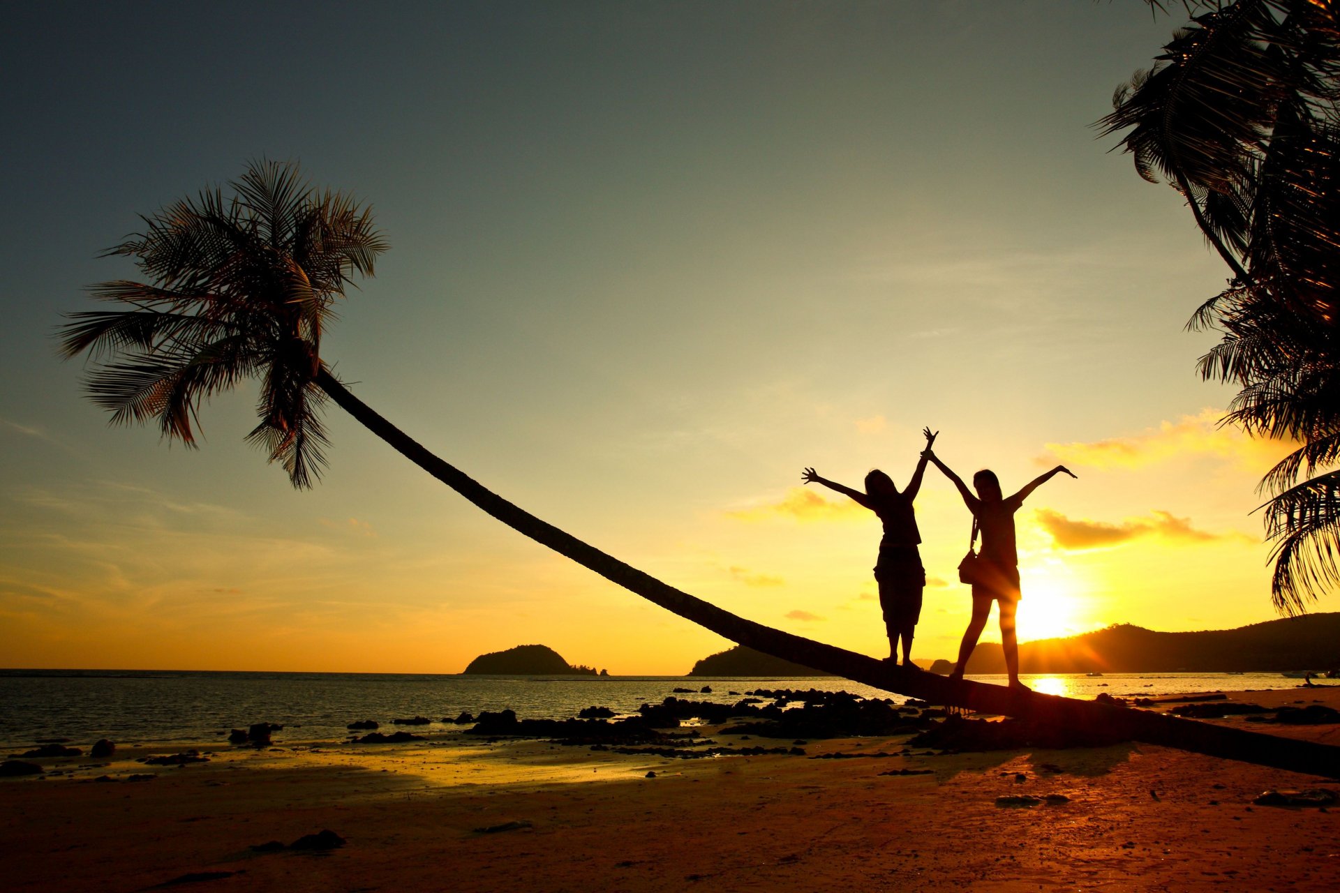 estado de ánimo chico chica mujer hombre alegría felicidad positivo manos puesta de sol sol palmeras playa piedras arena mar nubes cielo pantalla ancha pantalla completa fondo de pantalla