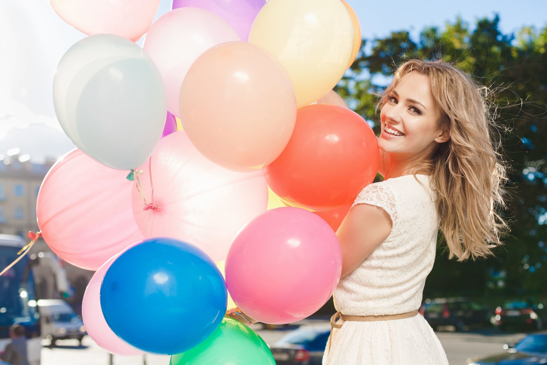 estado de ánimo chica rubia sonrisa positivo alegría felicidad globos aire vacaciones calle naturaleza árboles fondo pantalla ancha pantalla completa fondo de pantalla