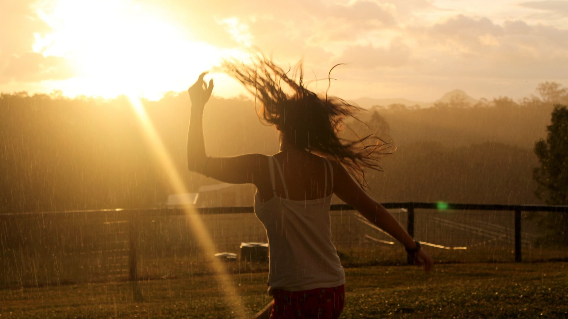 chica danza lluvia pelo sol rayo cerca cielo árboles