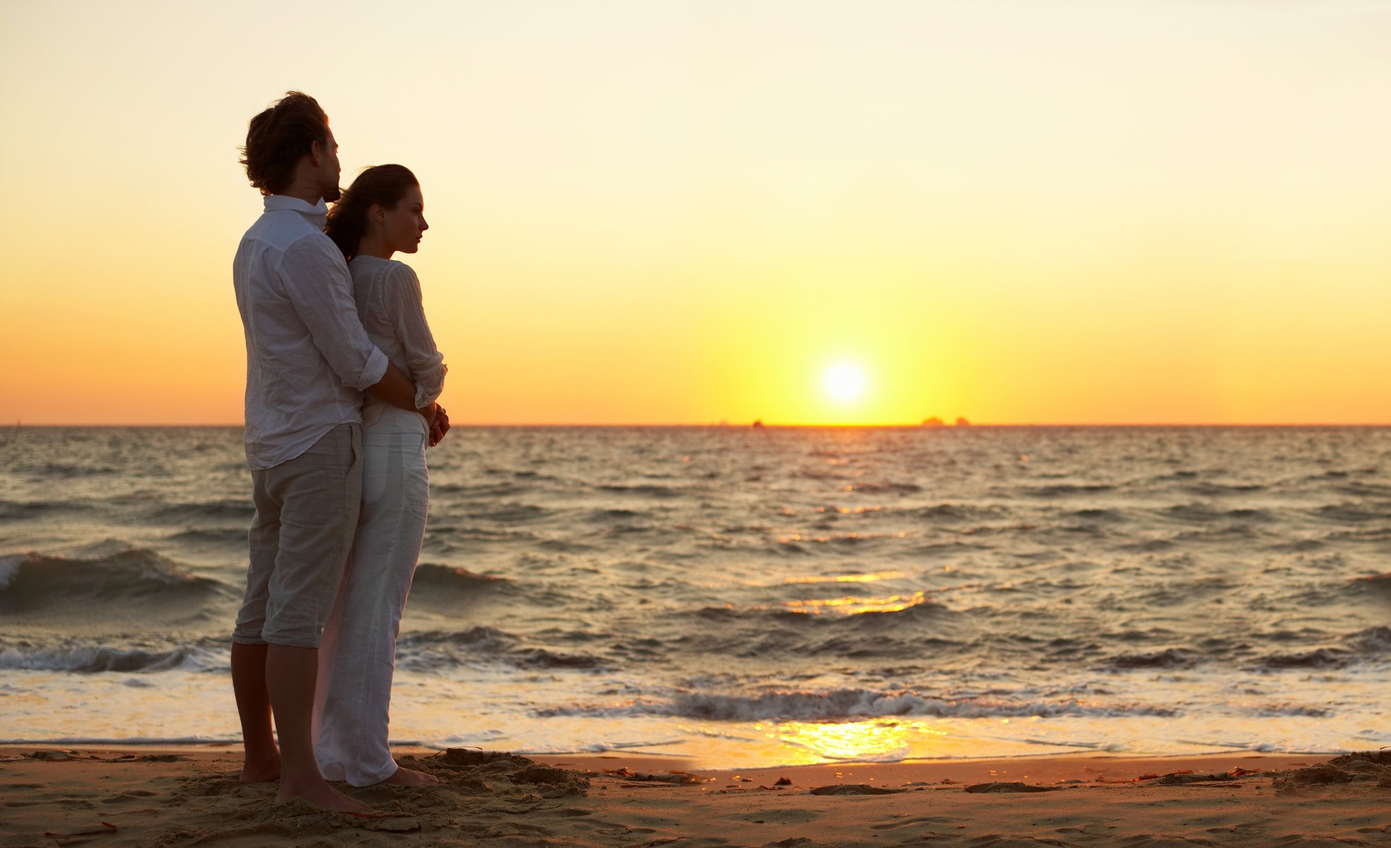 couple fille garçon vent mer sable plage surf coucher de soleil soir