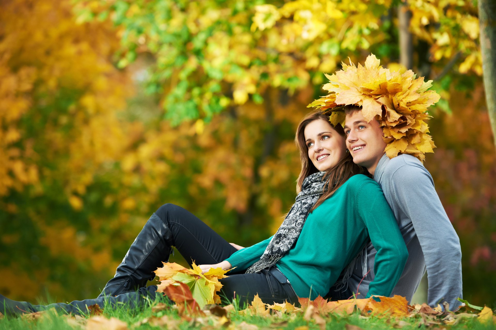 ragazza ragazzo coppia sorrisi autunno fogliame natura vacanze