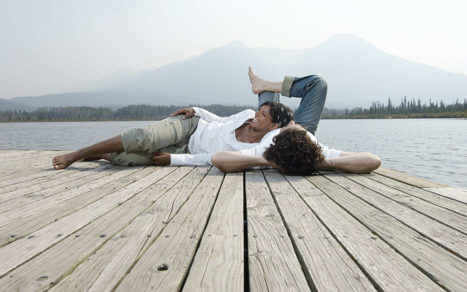 pareja costa dos estado de ánimo agua vacaciones montañas naturaleza lago