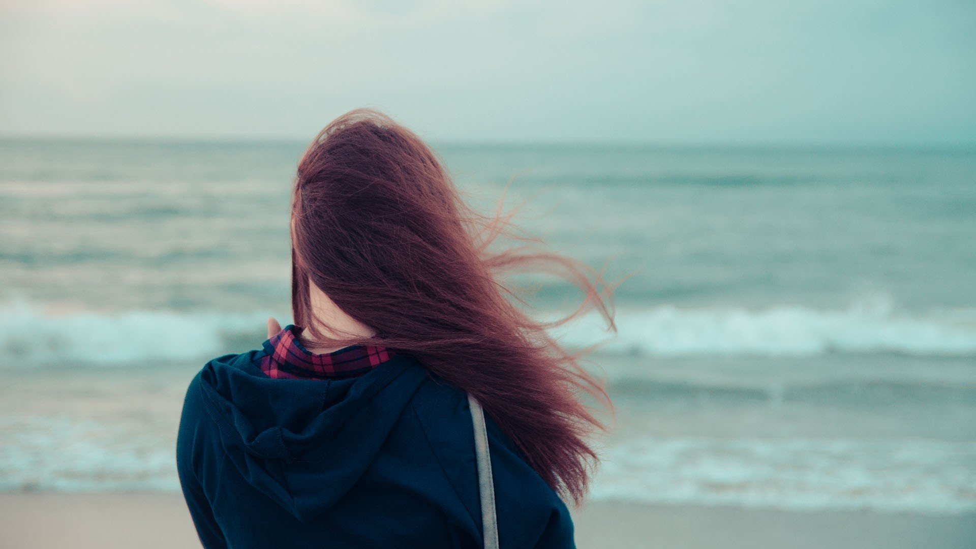 umore ragazza bruna capelli vento mare fiume acqua sfondo carta da parati