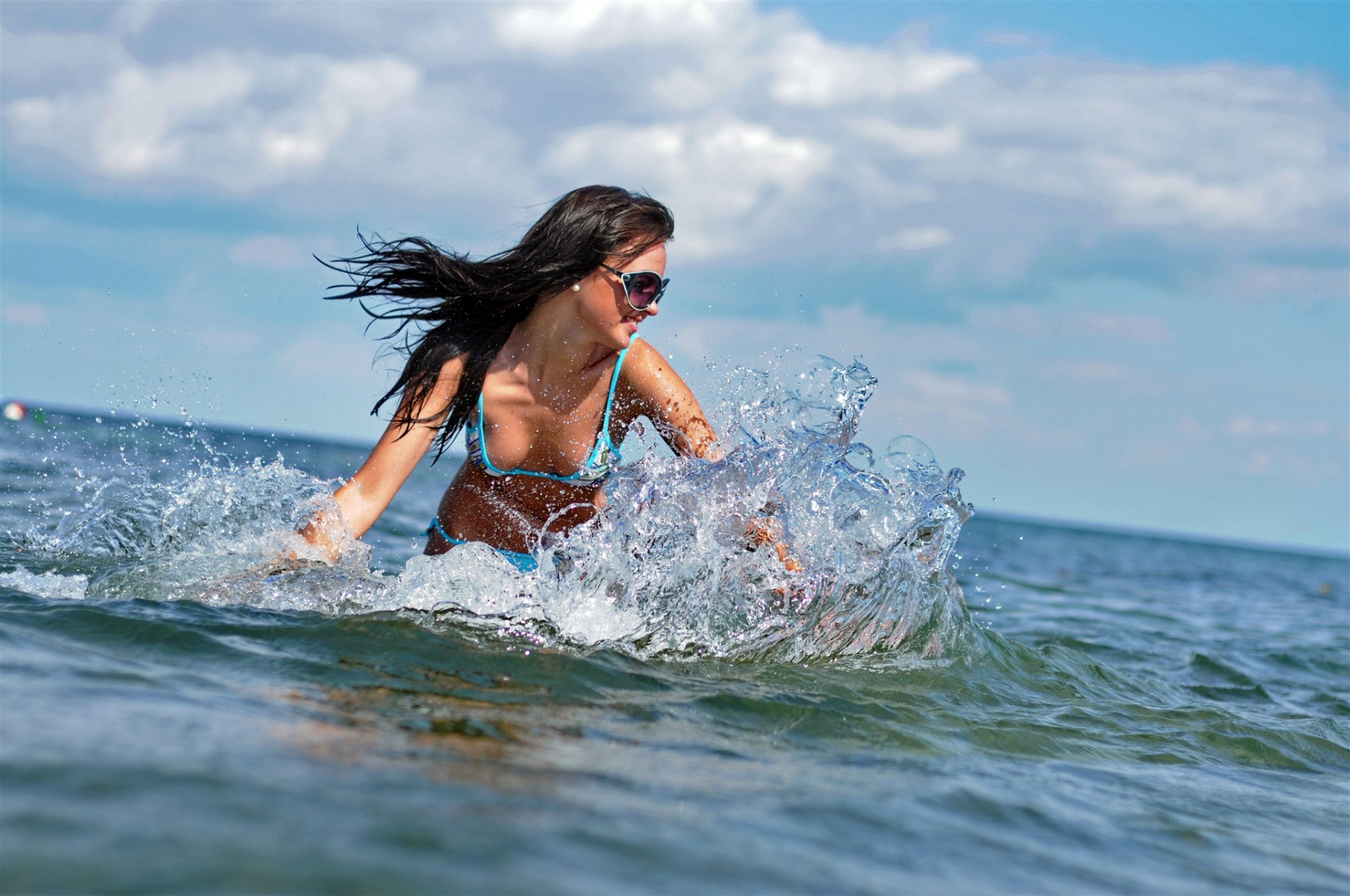 brunette maillot de bain lunettes mer gouttes éclaboussures sourire