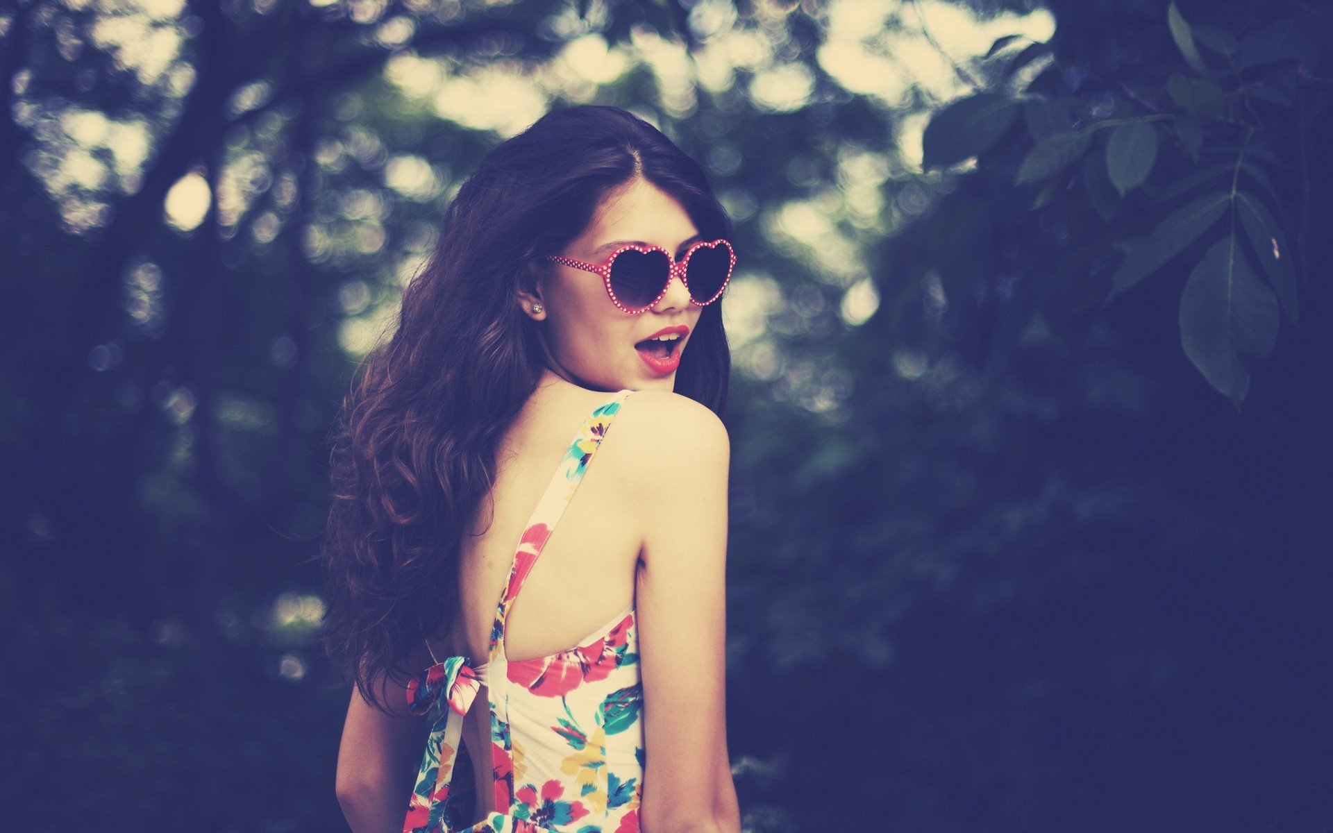 estado de ánimo chica. morena gafas rosa diamantes de imitación corazón forma de corazón. cara boca hojas follaje árboles árbol fondo fondo de pantalla escritorio