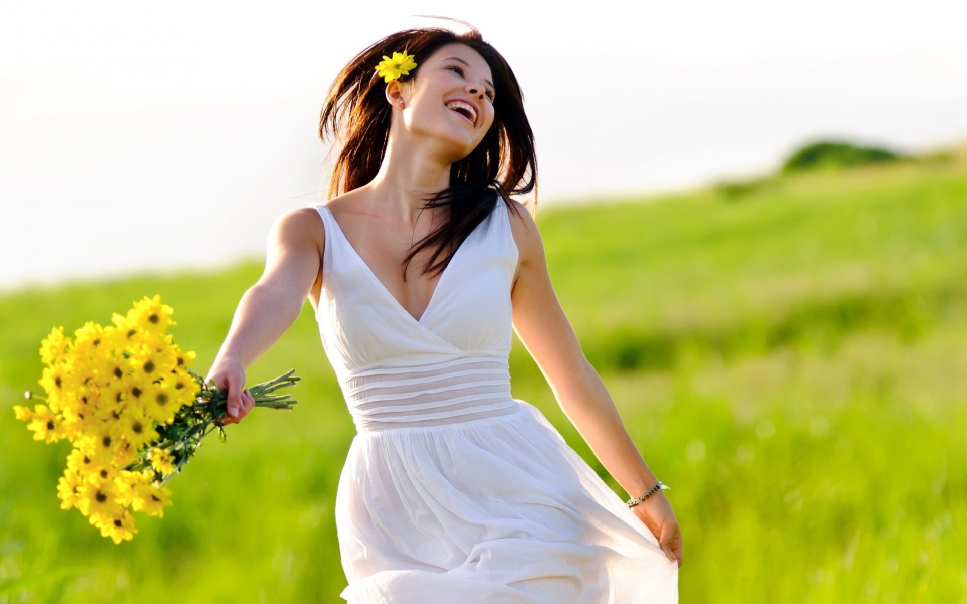 chica alegría sonrisa claro hierba flores ramo