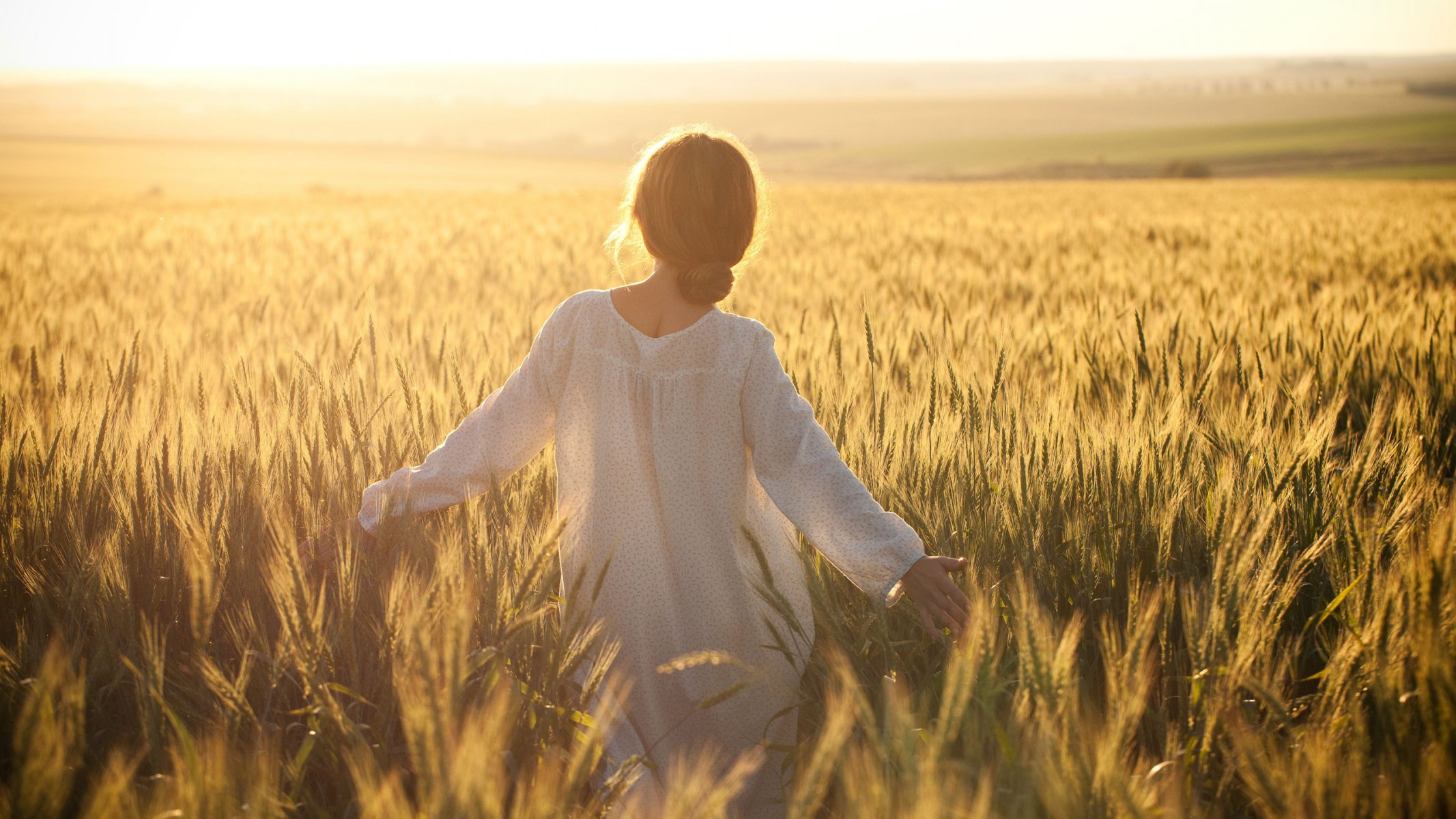 ragazza ragazze ragazze ragazza donna donne campo vento grano raccolto giallo cielo vestito capelli dal retro camminare libertà felicità da solo da solo solitudine bellissimi sfondi sfondi sfondi widescreen