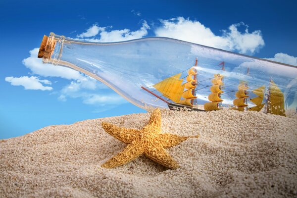 Бутылка с корабликом на песчаном пляже