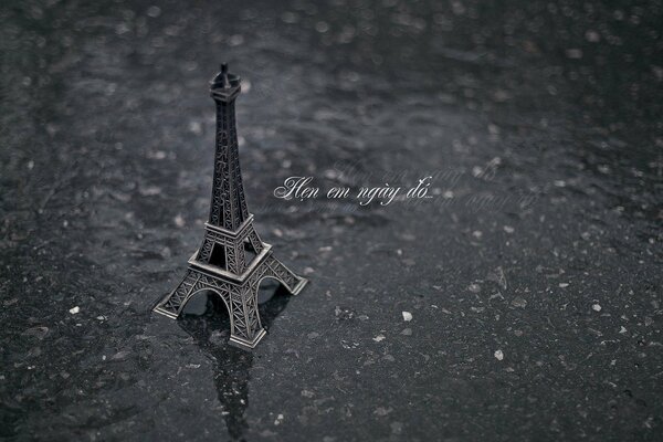 Paryż i Wieża Eiffla w deszczu