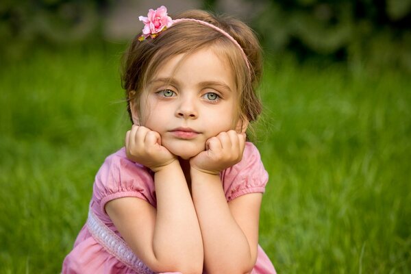 Niña con vestido rosa