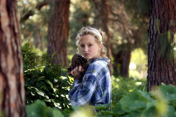 Fille en chemise à Carreaux dans les arbres, flou