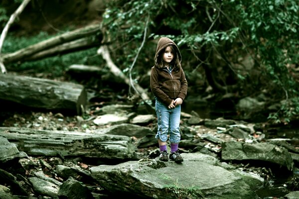 Kleines Kind verirrt sich in einem verlassenen Wald
