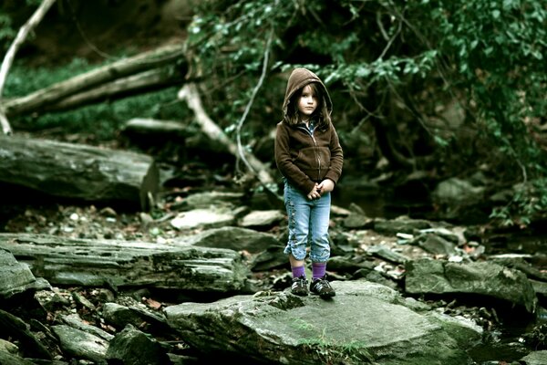 Petit enfant perdu dans une forêt abandonnée