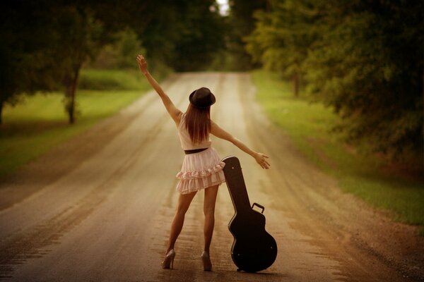 Fille avec un étui sur la route