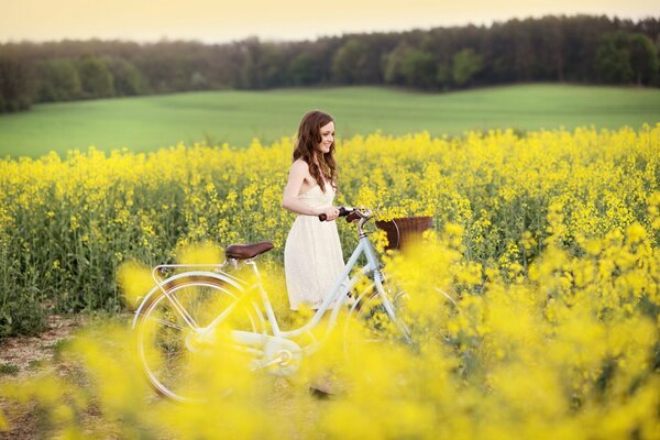 Die Sommerstimmung des Mädchens im Feld