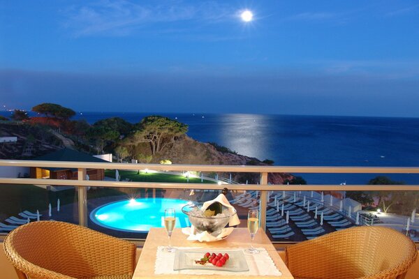 Hermosas vistas al mar desde la Terraza por la noche