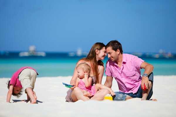 Счастливая семья с детьми на пляже