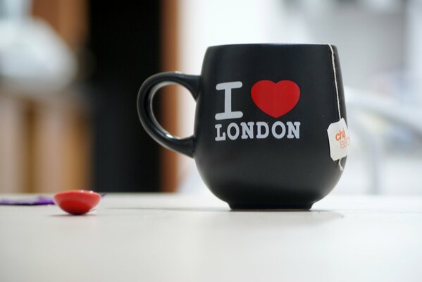 Schwarzer Becher mit der Aufschrift Ich liebe London