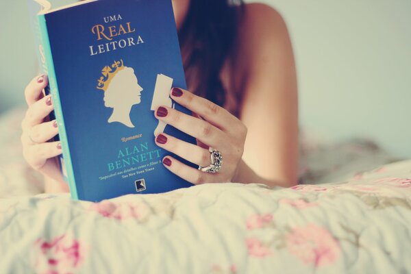 La ragazza legge il libro blu