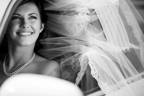 Abito da sposa con velo in evoluzione