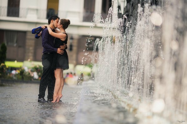 A date at the fountain water and the couple s first kiss