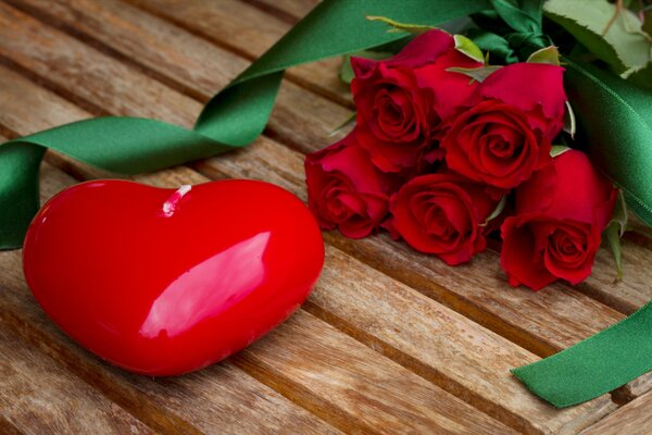 Serce i czerwone róże z zieloną wstążką