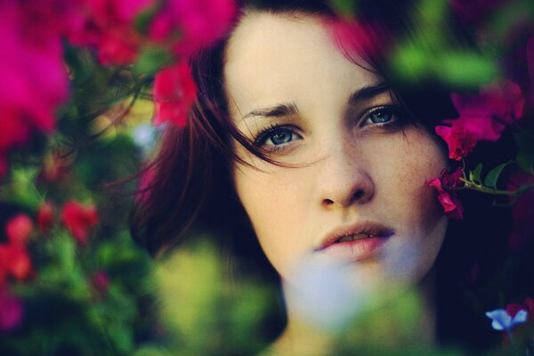 Ragazza con trucco leggero nei colori