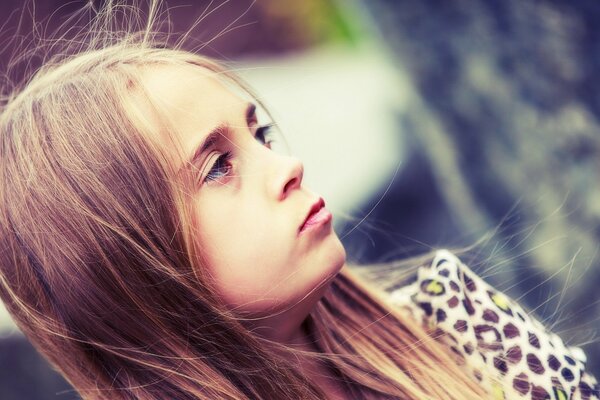 Niña pensativa en el viento