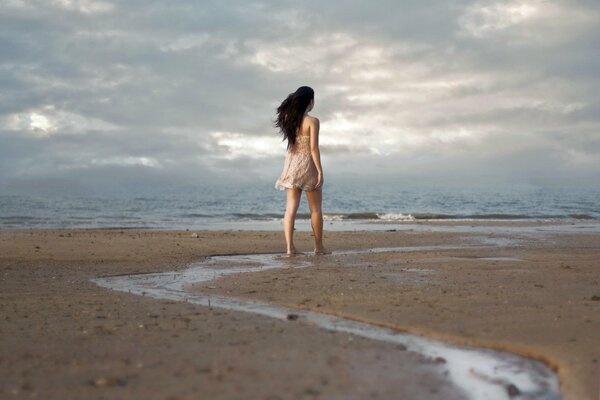 Fille le long de la côte de la mer