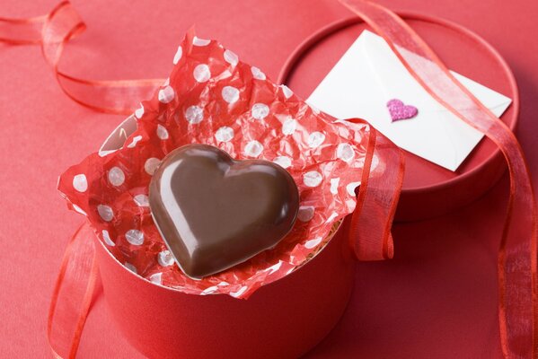 Boîte rouge avec coeur de chocolat à l intérieur