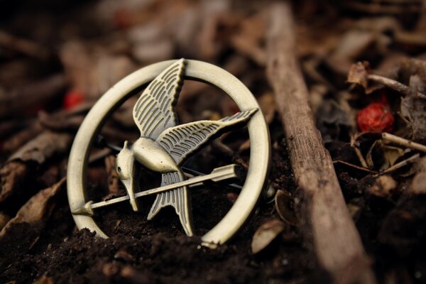 A brooch with a bird that fell into the ground