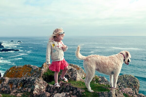 Девочка с собакой на берегу моря