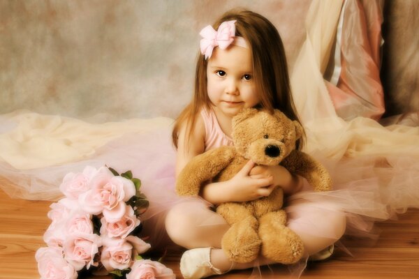 Милая девочка держит медвежонка