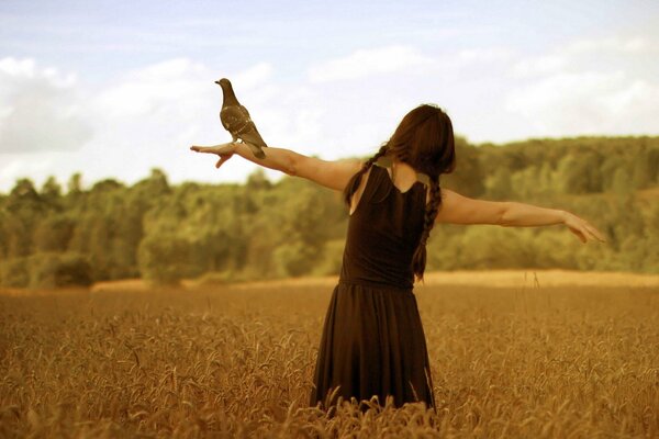 Ragazza libera e uccello