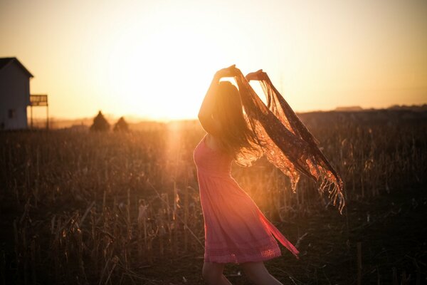 Hermosa chica en el sol