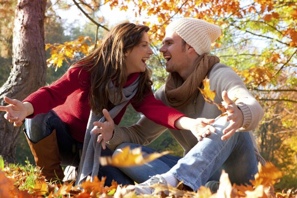 Pareja en el bosque de otoño