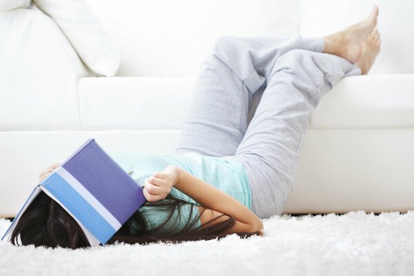 Fille fatiguée sur le tapis