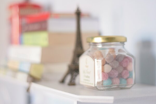 Bonbons de Paris sur le fond de la tour Eiffel