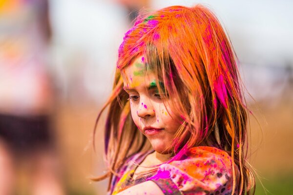 Девочка в краске на фестивале цветов