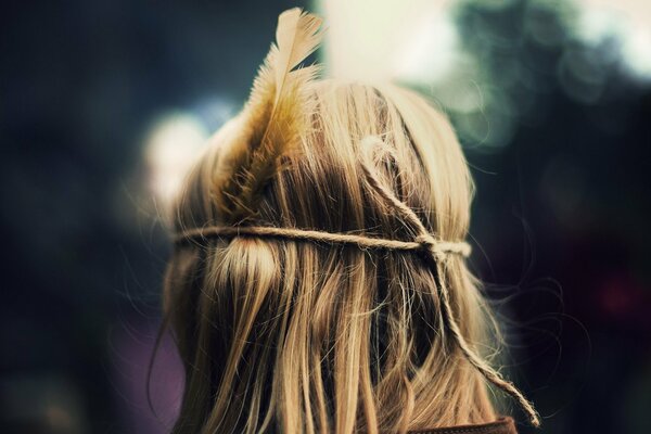 Hippie ragazza con una piuma nei capelli