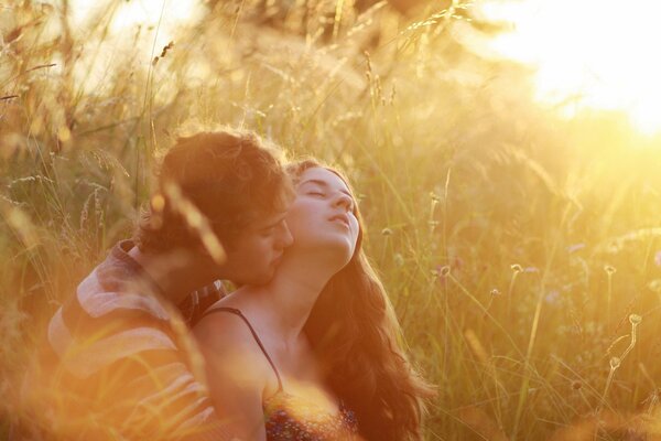 Couple d amoureux dans le champ sur l herbe