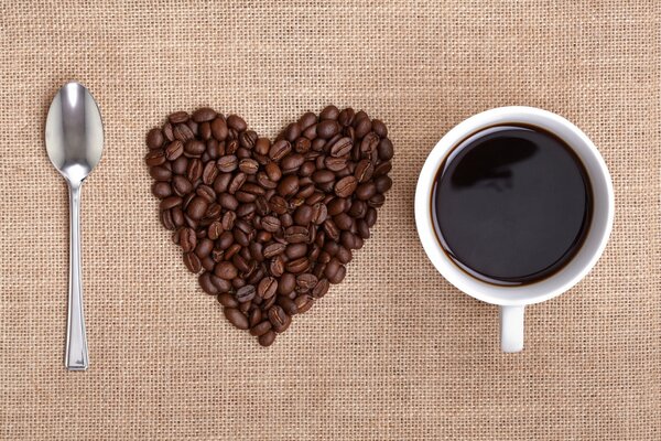 Cuillère, grains de café, tasse de café et amour