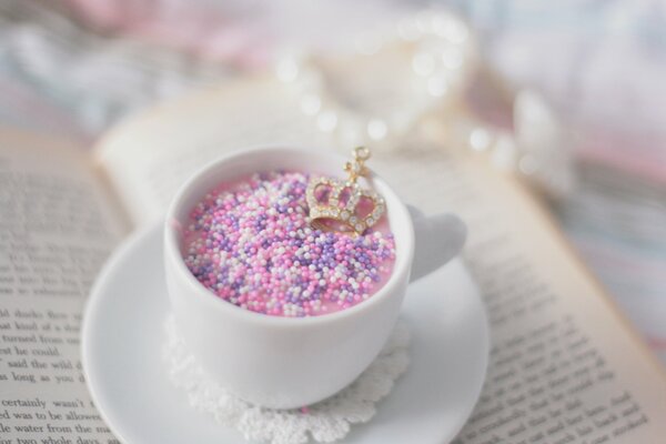 Tasse avec petites boules roses et Couronne