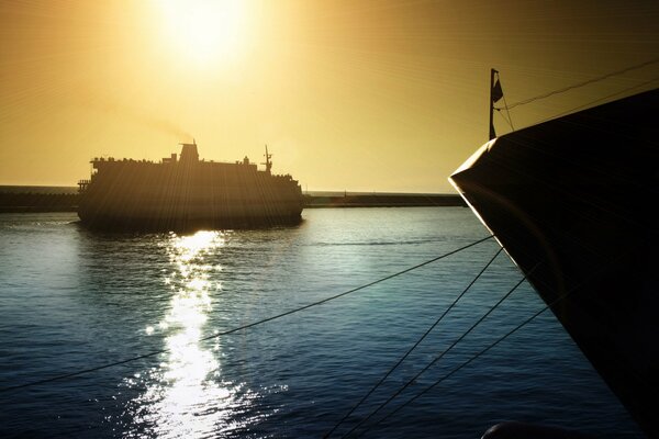 Nave nell oceano al tramonto