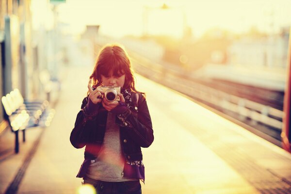 Fille avec appareil photo sur la plate-forme