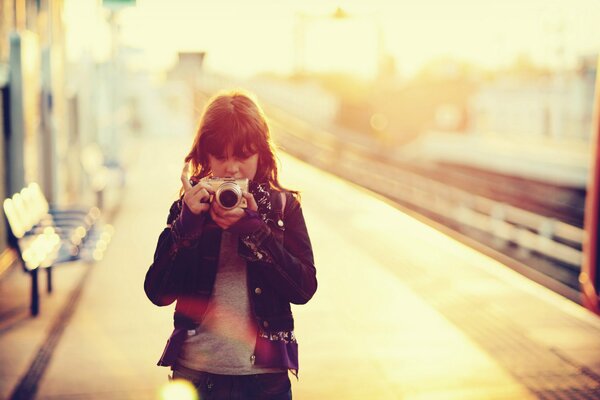 Девочка с фотоаппаратом на платформе