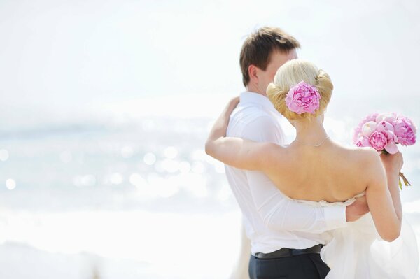 Couple de mariage sur fond de mer